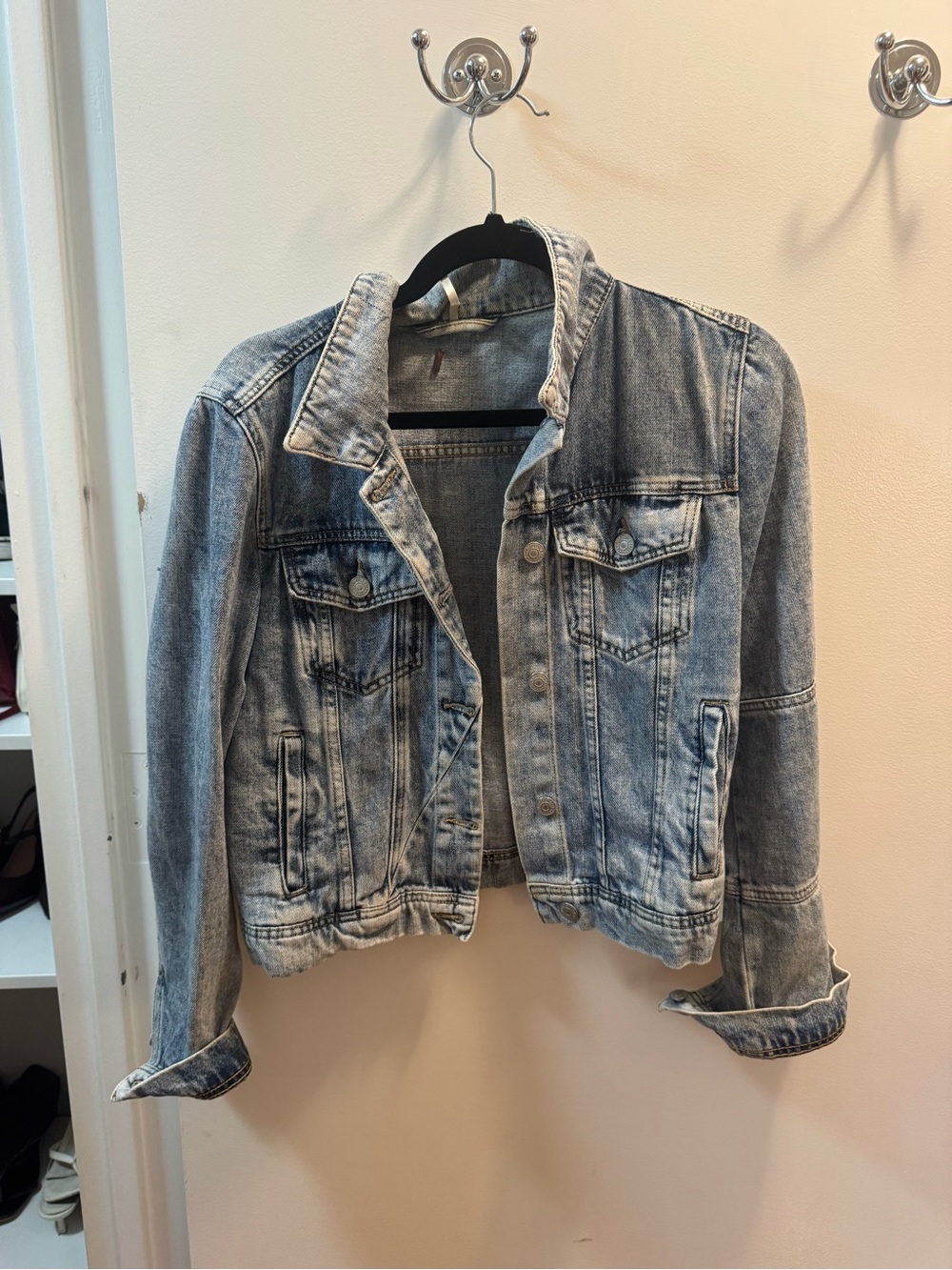 Women’s Light Wash Denim Jacket - Casual Classic
